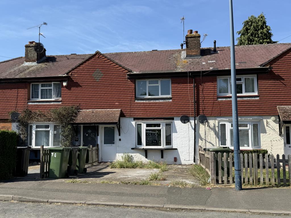 Lot: 88 - HOUSE IN NEED OF IMPROVEMENT - Front View of House in need of refurbishment